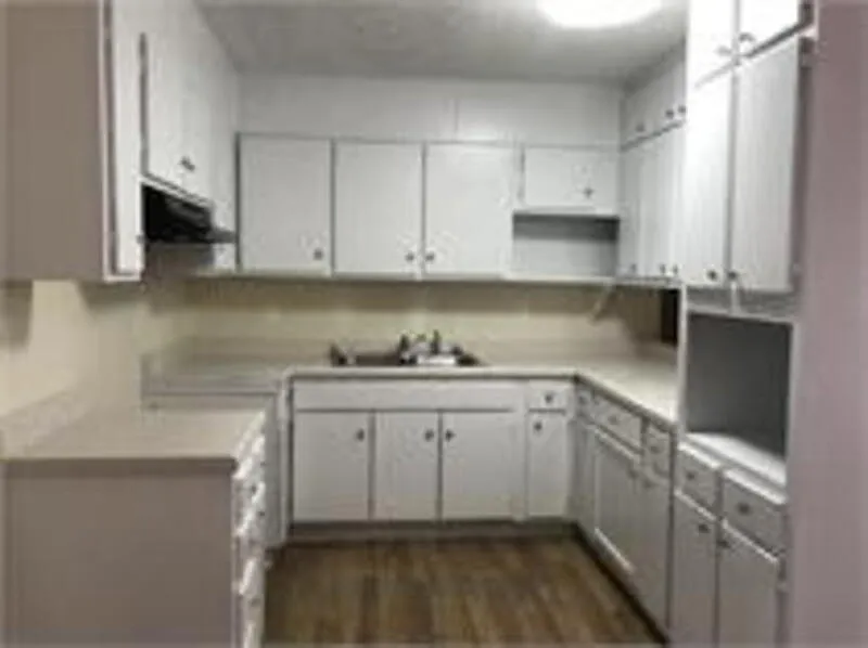 3 bed, 1.0 bath, 941 sqft — Photo 4