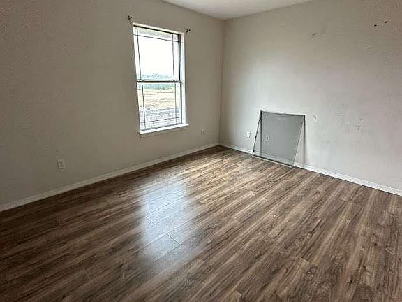 4th image of 1033 Yellow Hammer St