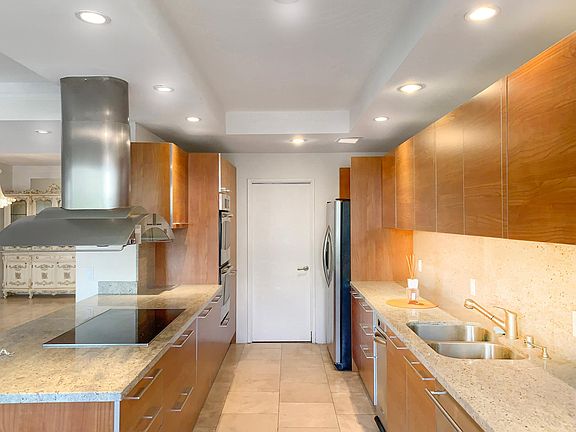 3rd image of 121 S Palm Dr APT 402
