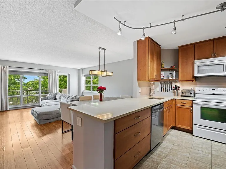 340 Sunset Dr #401 — Photo 4
