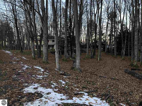 5th image of 475 Shorewood Dr