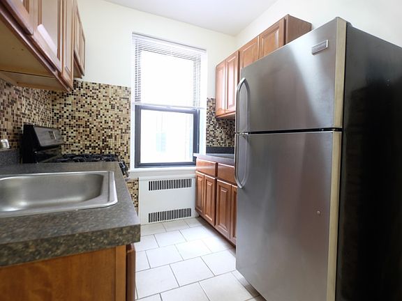 2nd image of 2147 E 17th St #5D