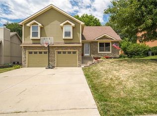 19620 Harbor Dr, Smithville, MO 64089