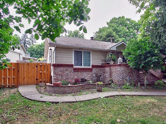 2nd image of 3226 SE Sellwood St