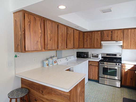 3rd image of 46 Lake Dr #46