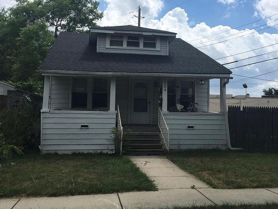 1st image of 134 University St #1