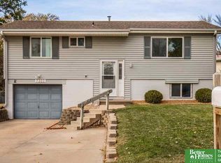 7322 Sun Valley Dr, Omaha, NE 68157