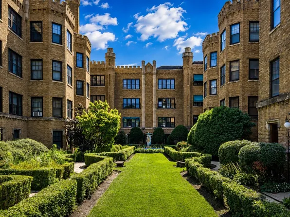 2430 W Greenleaf Ave APT 1, Chicago, IL 60645