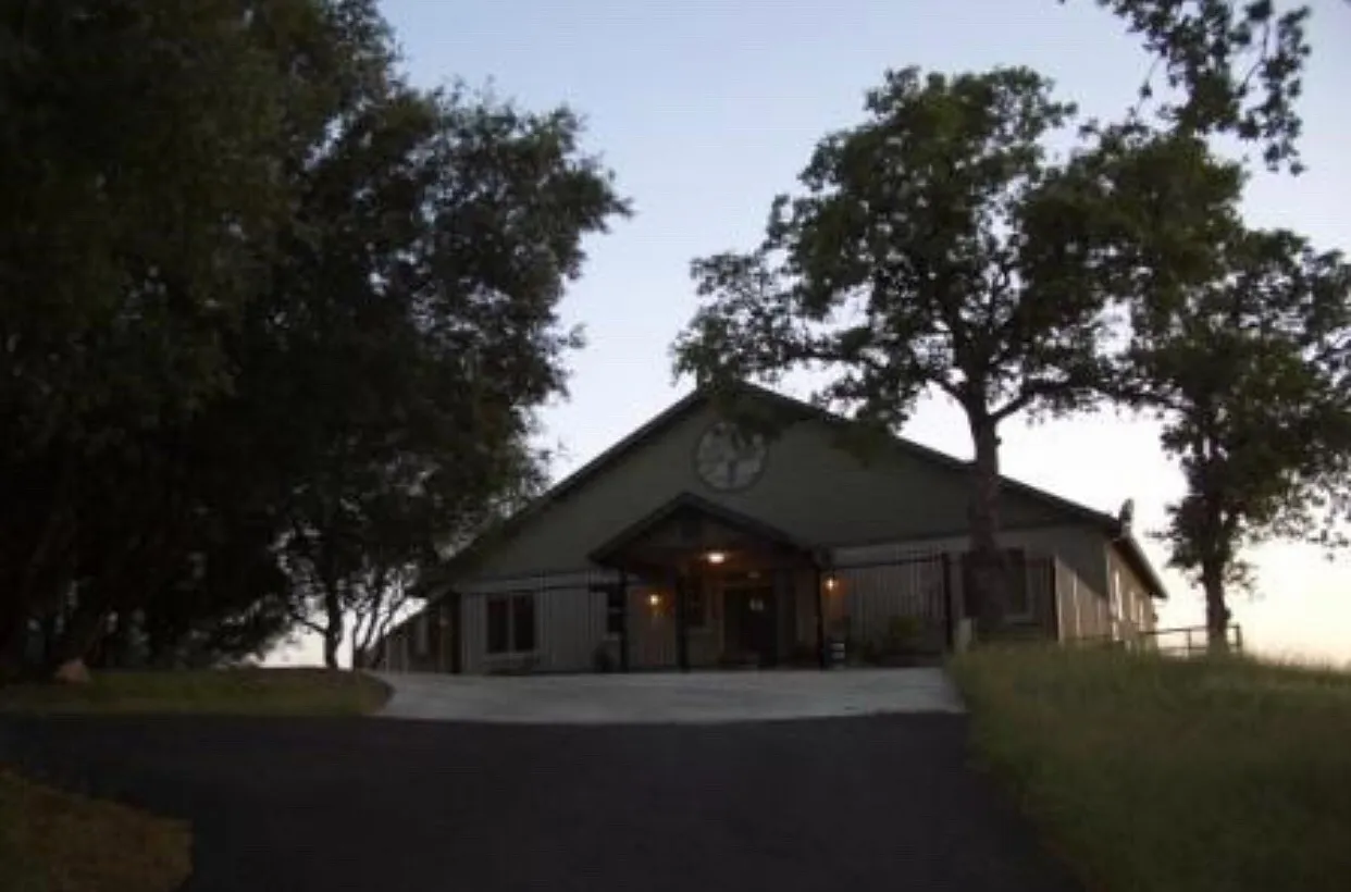 3/2 Luxury Home with 180 Degrees Lake Views — Photo 2