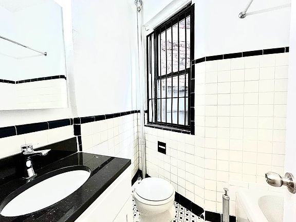 5th image of 215 E 25th St #4L