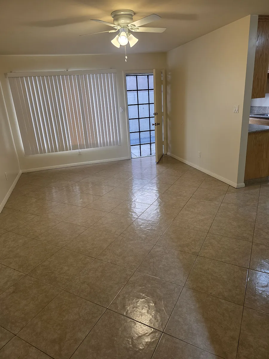 Building Photo - 535 E Hazel St #4