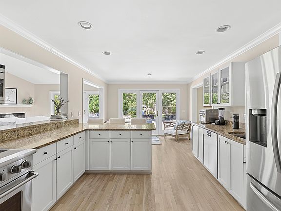 4th image of 9 Rosebud Ln
