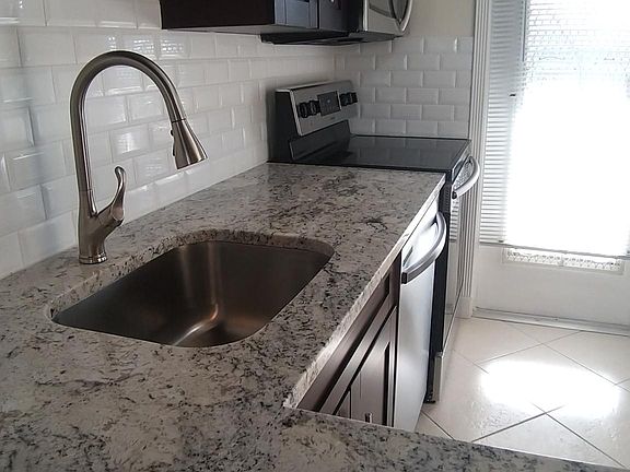 5th image of 308-4700 Washington St #308