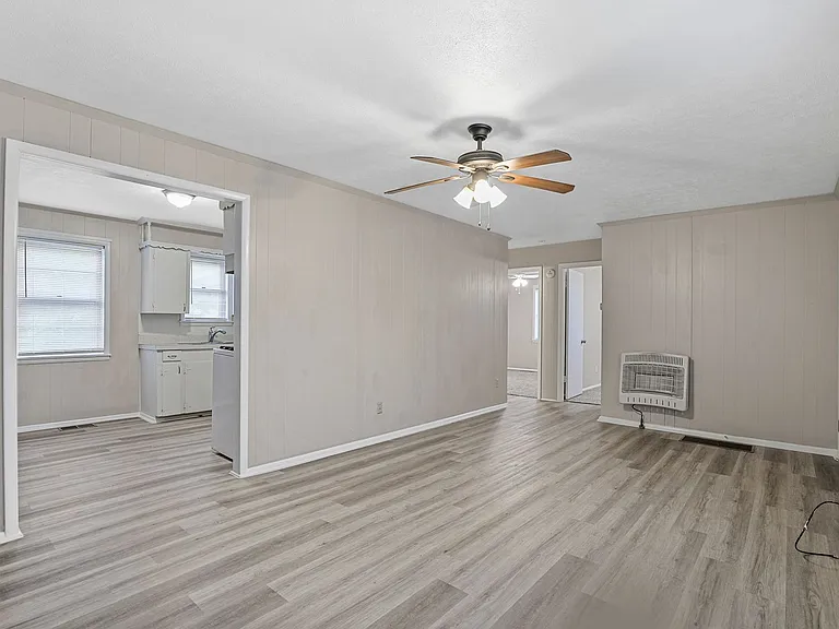 303 W Davis St — Photo 8