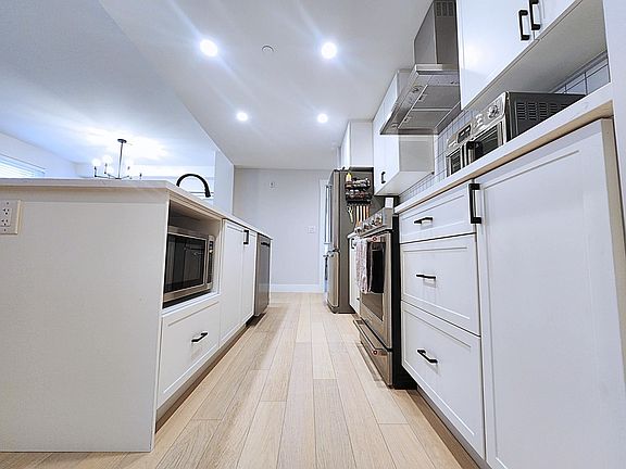 5th image of 22265 Dewdney Trunk Rd #202