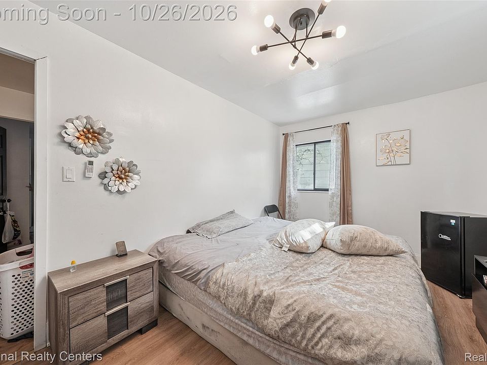 966 E Greendale, photo 15