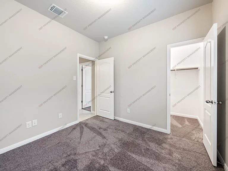 625 Oxford Ln — Photo 9