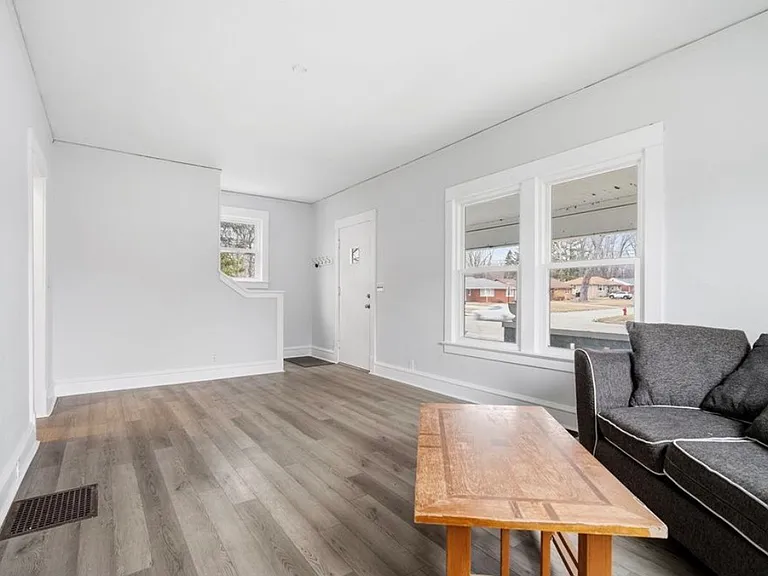 811 W College Ave — Photo 5