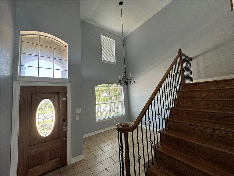 4405 Brighton Dr — Photo 2