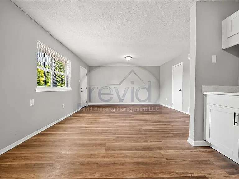 708 Hastings — Photo 25
