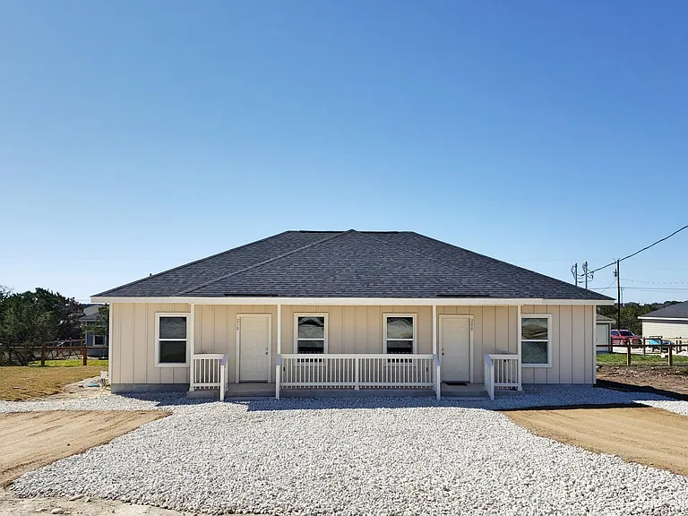 210 Crestview Ln — Photo 1