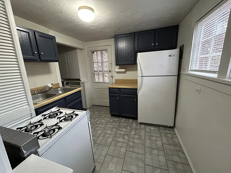 908 Midland Ave — Photo 14