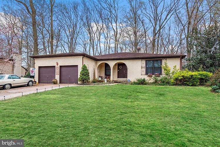 1st image of 3 Greentree Dr