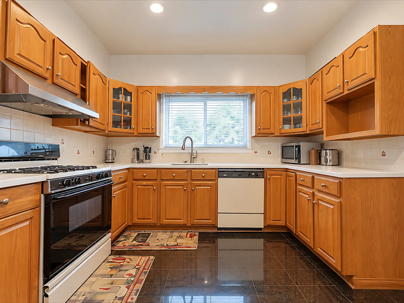 6 bed, 1456 sqft, $4,500 — Photo 2