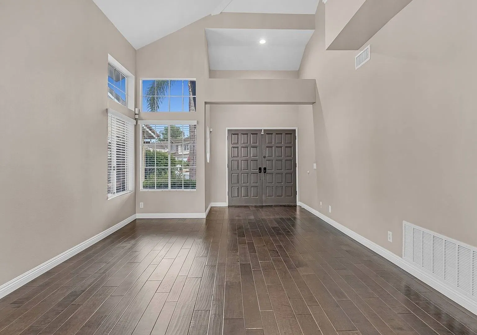 Spacious 4br/2.5ba Home Located In Beautiful Laguna Hills — Photo 4