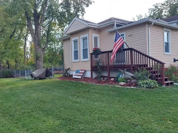 614 Michigan St, Omro, WI 54963