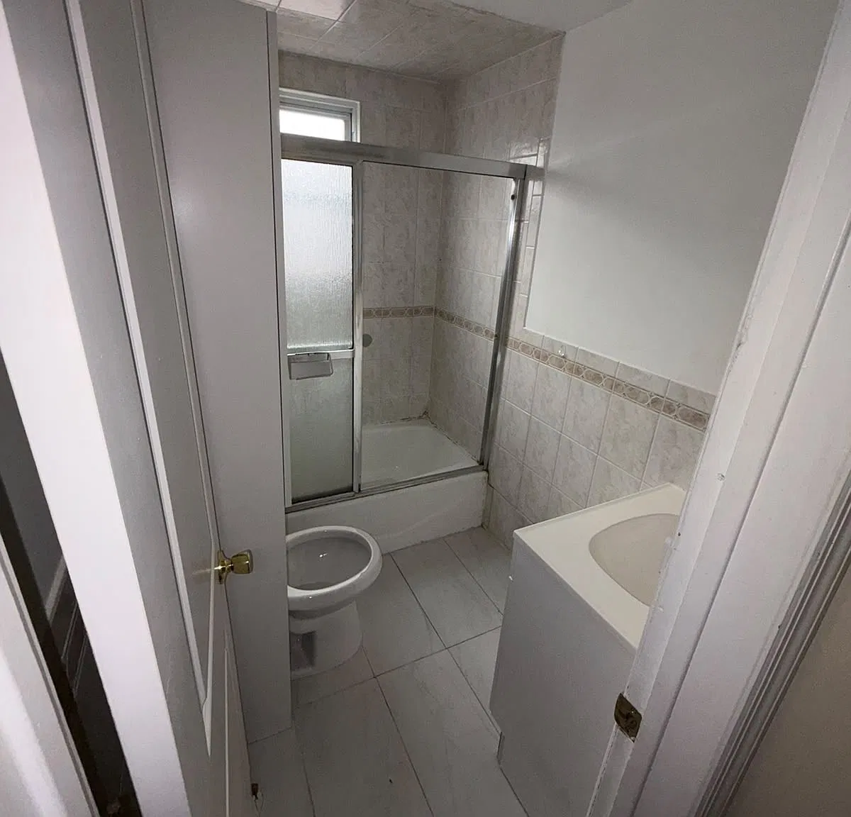 910 Westwood Ave — Photo 2