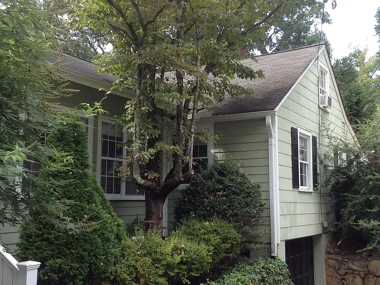 2461 Lyndhurst Ave — Photo 4