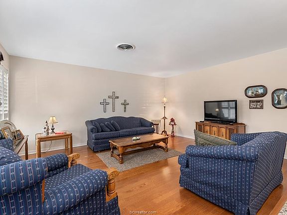 4th image of 1306 Skrivanek Dr