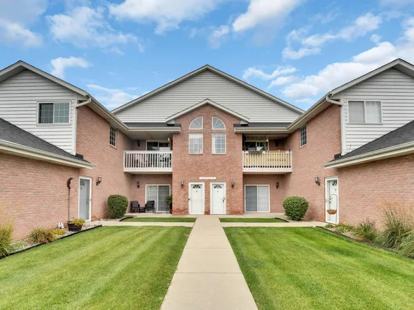 W241N2573 E Parkway Meadow Cir, Pewaukee, WI 53072