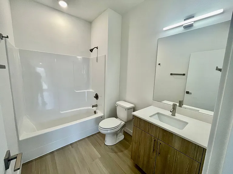 Greenwich Ave Apartments — Photo 26