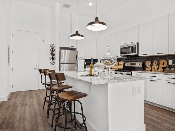 210 Peters St SW #1003