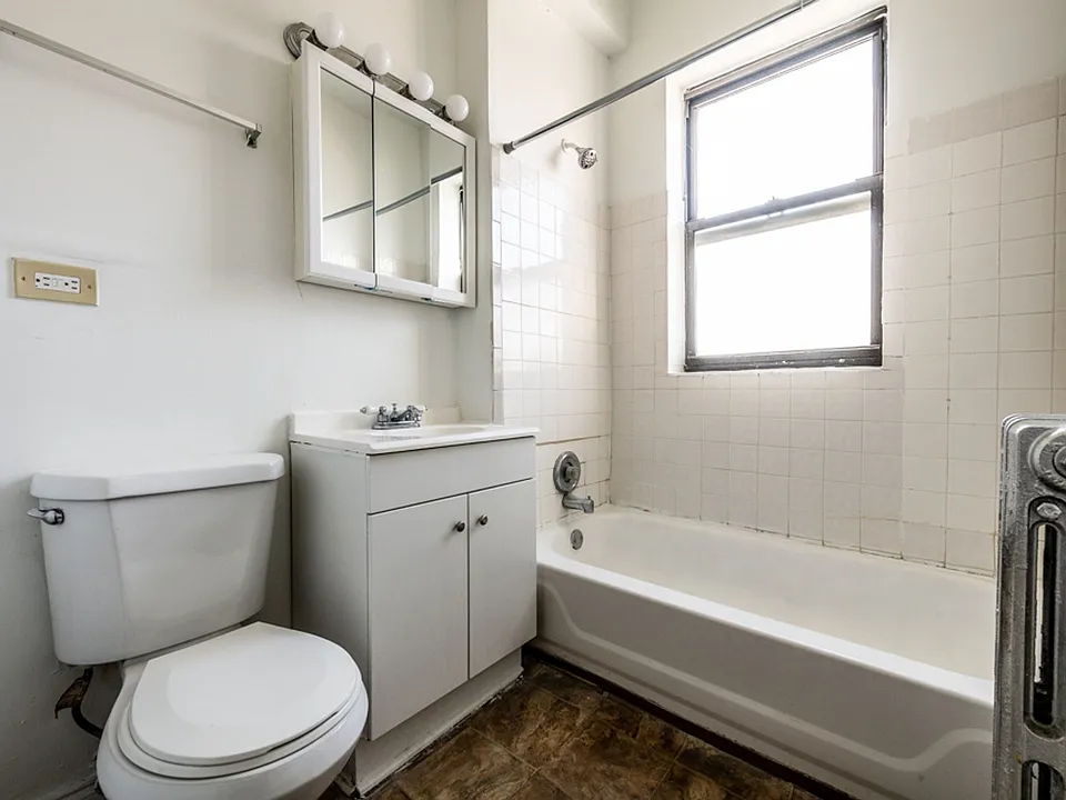 5854 S Michigan