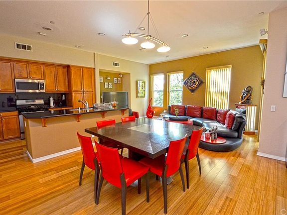 5th image of 608 W 1st St #10