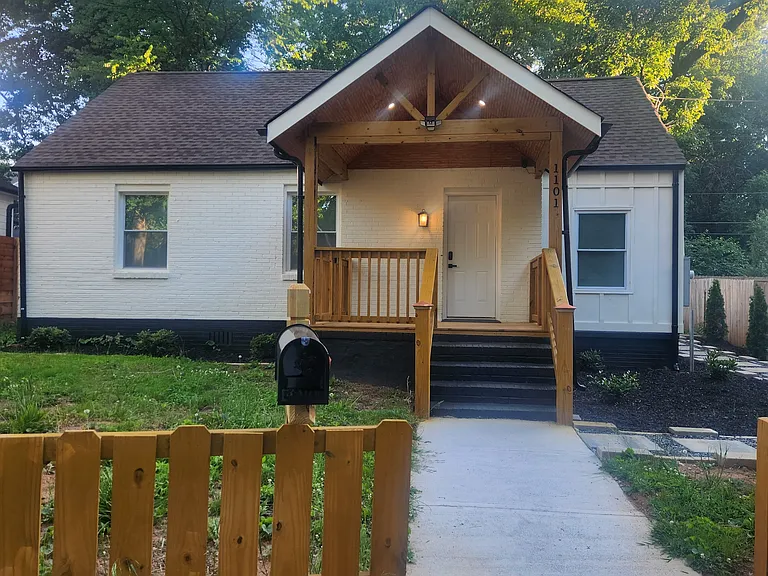1101 Oak Knoll Ter SE — Photo 1