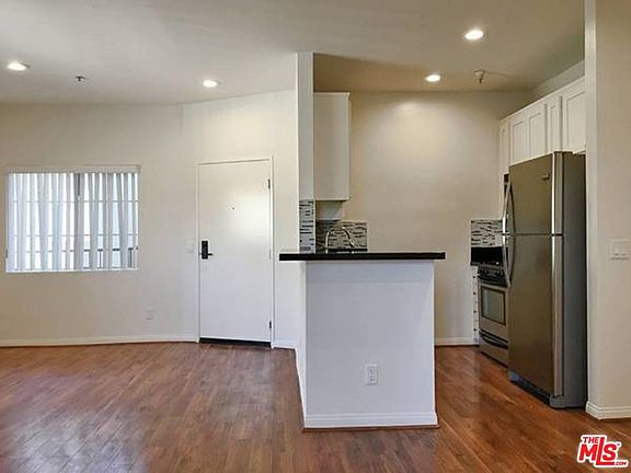 2nd image of 10650 Moorpark St APT 313