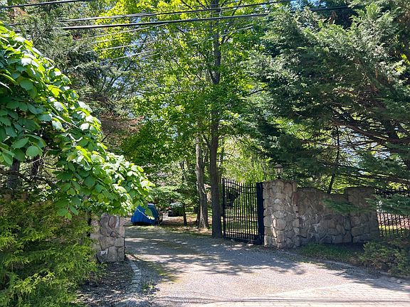 2nd image of 20 Blackmore Ln