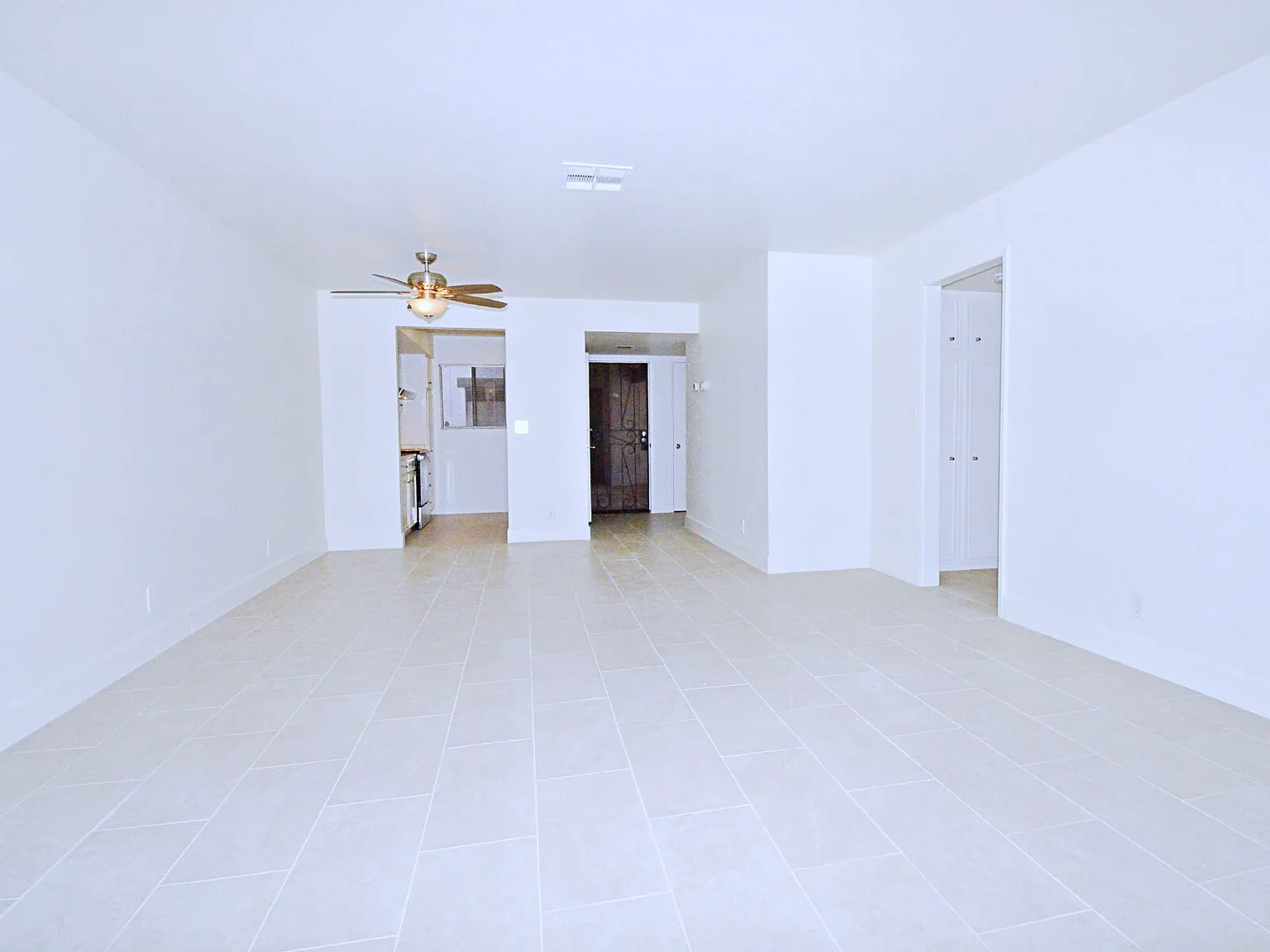 2 bed, 2.0 bath, 916 sqft, $1,895 — Photo 2