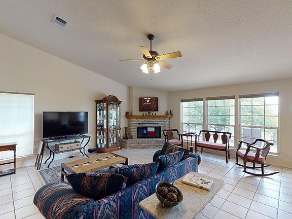 5th image of 617 Oak Hollow Dr