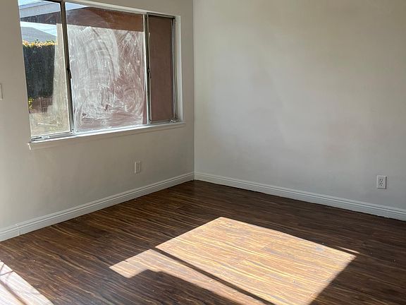 3rd image of 732 Illinois St