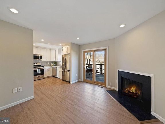 3rd image of 3025 Hickory Grove Ct