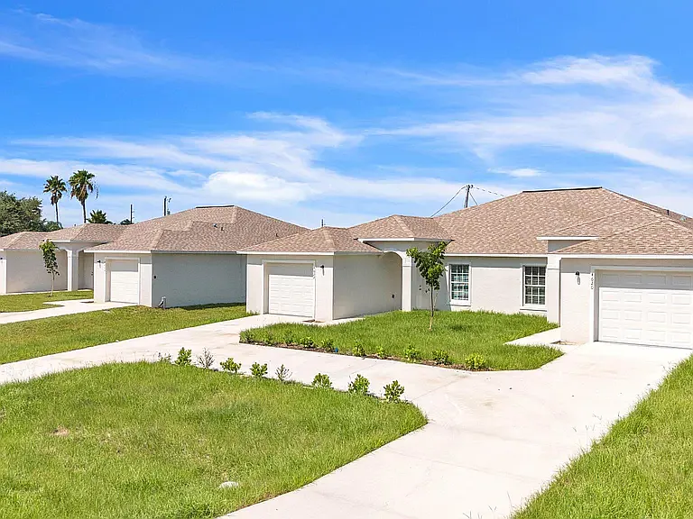 4622 SW 8th Ct