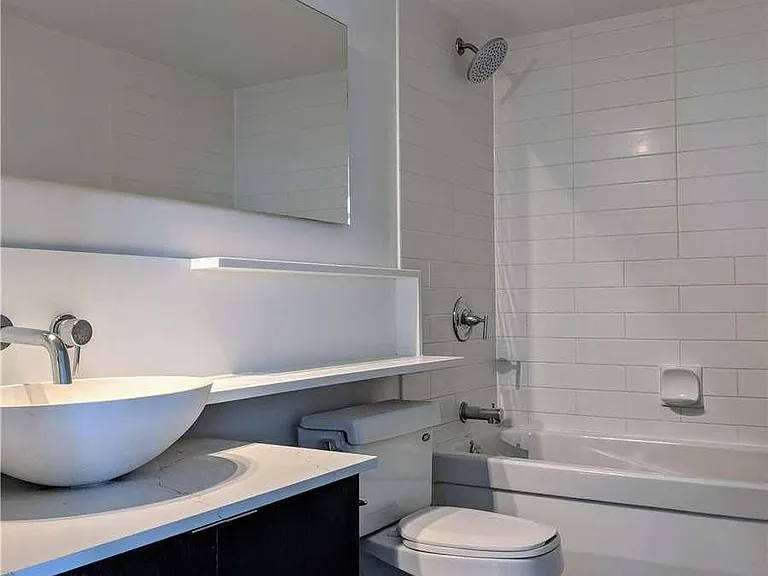 15 Fort York Blvd #1910 — Photo 10