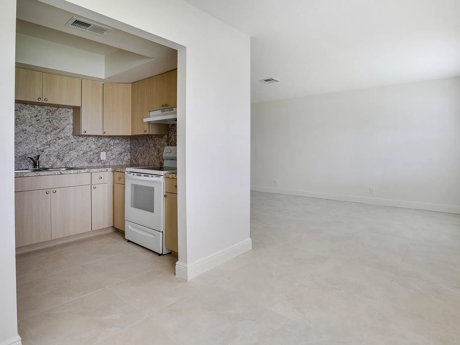 2 bed, 1.0 bath, 900 sqft, $1,900 — Photo 4
