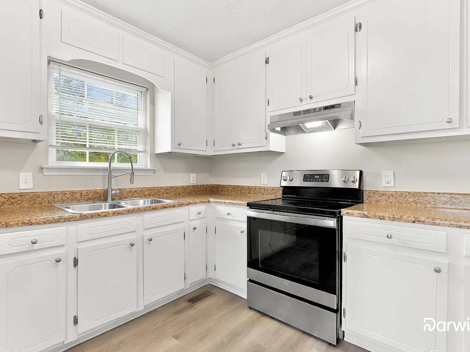3 bed, 2.0 bath, 1120 sqft, $1,560 — Photo 3