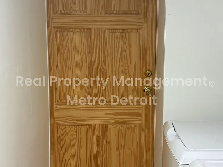 55 1/2 Kensington Blvd — Photo 4